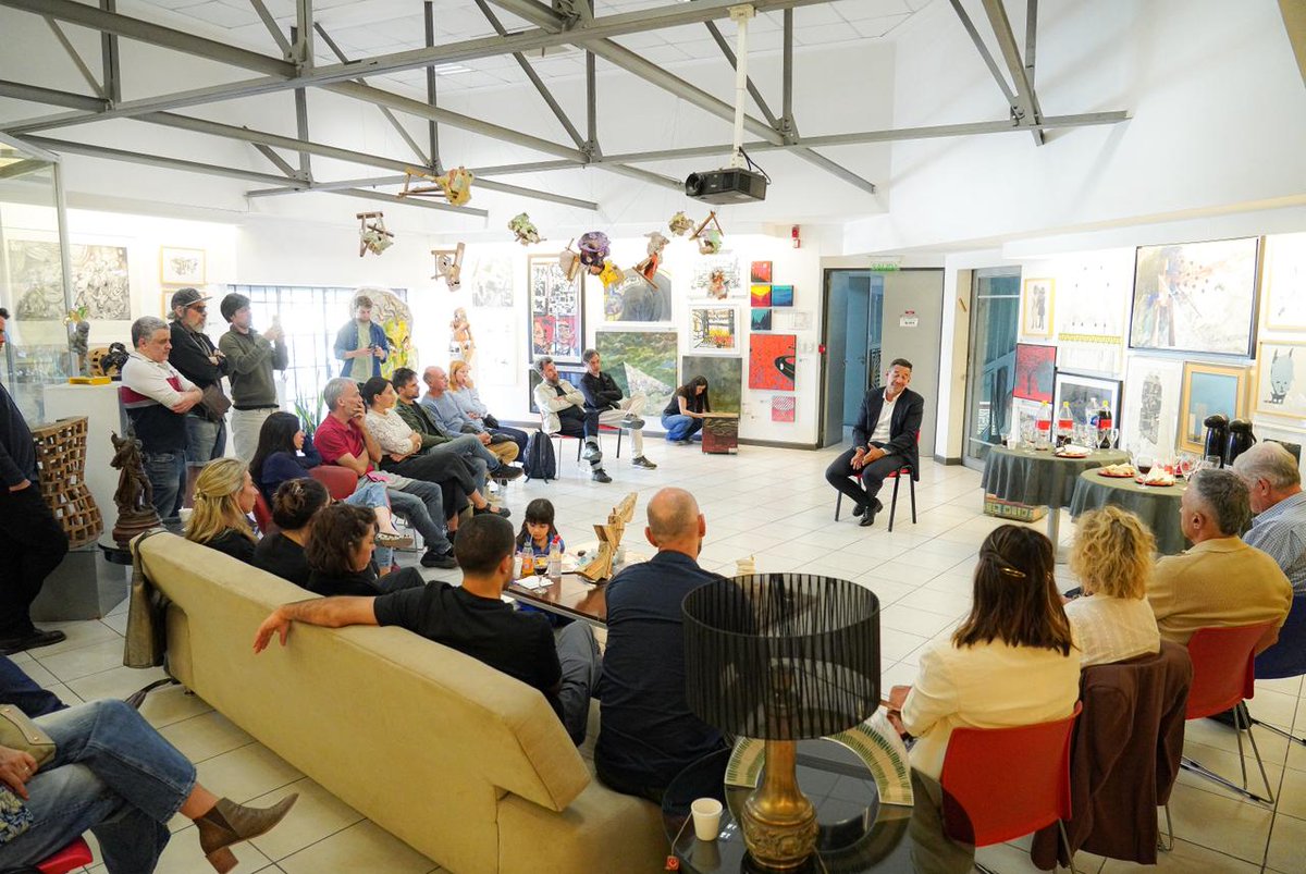miguelsiciliano's tweet photo. JUNTO A ARTISTAS, GESTORES CULTURALES Y TRABAJADORES DEL ESPECTÁCULO

Nos reunimos con personalidades del #Arte y la #Cultura para acercarles la propuesta de #ProvinciasUnidas. En #Córdoba siempre hemos acompañado al sector, conscientes de que mueven a lo que se conoce como #EconomíaNaranja, al mismo tiempo que fortalecen nuestra identidad y hacen a la comunidad. Desde el interior tenemos mucho que aportar y por eso queremos que nos acompañen.