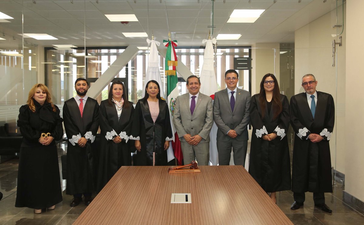 PJEdomex's tweet photo. #Comunicado📄
Instalan formalmente el Tribunal de Disciplina Judicial del PJEdomex

🔲Es encabezado por la Magistrada Maricela Reyes Hernández; asistieron los Magistrados Presidentes del Tribunal Superior de Justicia, Héctor Macedo García @mgdohector y del Órgano de Administración Judicial, Fernando Díaz Juárez @FernandoDiazJ.

El Poder Judicial del Estado de México dio un paso firme hacia el fortalecimiento de la justicia con la instalación formal del Tribunal de Disciplina Judicial, encargado de garantizar que la labor de las y los juzgadores se mantenga con integridad, responsabilidad y apego a la ley.

Conoce más información ⬇️⬇️
https://t.co/vIlJsK4j1h