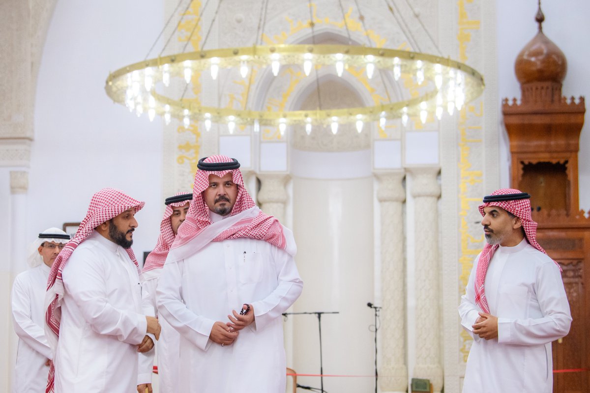 imarat_almadina's tweet image. بعد توجيه #خادم_الحرمين_الشريفين -حفظه الله- بفتح مسجد القبلتين على مدار الساعة..
أمير منطقة #المدينة_المنورة #سلمان_بن_سلطان، يزور #مسجد_القبلتين، ويطلع على الخدمات المقدَّمة للمصلين وضيوف الرحمن، وذلك بحضور معالي أمين المنطقة الرئيس التنفيذي لهيئة تطوير المنطقة م.فهد البليهشي.