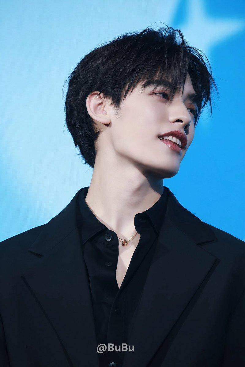 มูฟออนจากพี่ป๋องานนี้ไม่ได้ โคตรหล่อ ทรงเจ้าพ่อมาก ร้อนในพร้อมไปด้วยนี่ยกให้เลย สายตาแพรวพราวจัด แม่งเง้ยชอบว่ะ