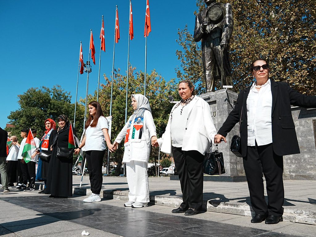 AvSulenur's tweet photo. Bugün bir araya gelerek, zulme sessiz kalmamak ve Gazze halkının sesi olmak için yürüdük.
Bu yürüyüş, yalnızca birkaç adımlık bir mesafe değil; vicdanın, insanlığın ve adaletin yolculuğuydu.

Gazze için, insanlık için, barış için ses verdik.
Ve bu sesi susturamayacaklar https://t.co/G2pkeci9Gq