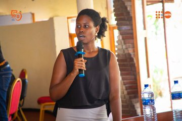 Ikiriho's tweet photo. 🇧🇮#Burundi #BIU🎓 et #FNUAP🇺🇳
🔴🆕Quand la pratique précède la théorie
Jour J! C'est parti! Début ce lundi 6 octobre d'une formation au profit de 107 jeunes du secondaire non universitaires. Des jeunes sélectionnés parmi 1043 postulants. Quel engouement!
Une formation sur le tas: 6 mois dans 17 entreprises (mentors) triés sur le volet parmi une quarantaine de sociétés soumissionnaires, dans le cadre d'un partenariat entre @BIUBurundi et @UNFPABurundi.
Après l'apprentissage pratique dans les entreprises d'accueil, les heureux apprentis suivront des cours théoriques, cette fois-ci dans les enceintes de Bujumbura International University (BIU) sur l'entrepreneuriat , notamment la création d'entreprise. Un cours aussi sur la responsabilité familiale et citoyenne.
🔴Plus intéressant encore!
Au bout des 6 mois, ils n’auront pas seulement un certificat. En effet, les meilleurs seront accompagnés techniquement et financièrement pour démarrer leurs entreprises ou leurs ateliers et bénéficieront de services de conseil pendant au moins 2 ans.
Ce vendredi 3 octobre, les deux partenaires dans le projets tenaient une séance d'orientation dans les enceintes de BIU, en présence de quelques invités comme l'@UNICEF_Burundi et autres.
Que ce soit l’Ambassadeur @LMfumukeko , le Président de BIU ou le Représentant Résident de #UNFPA-Burundi @jelidje , les deux autorités ont insisté sur sur l'application qui doit caractériser tout apprenti tout le long de la formation .
🔴Attention sexualité !
Une ligne rouge! Le #FNUAP insiste et avertit: Tolérance zéro dans le système des Nations Unies à tout fait ou geste -même un soupçon- assimilable à l'exploitation, au harcèlement ou autres abus sexuels.
De son côté, l'Amb.@LMfumukeko lance un appel à d'autres partenaires à emboiter le pas au #FNUAP-Burundi pour soutenir et pérenniser ce projet consistant à redonner espoir aux jeunes n'ayant pas pu avoir accès à l'alma mater.
Il est important de signaler qu'à part la formation académique, BIU offre aussi un accompagnement à ses étudiants qui créent leurs propres entreprises.