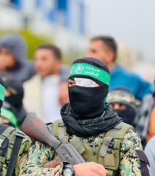 غزّة لا تنكسر، ولو اجتمع عليها الكون بأسره،
ففيها رجالٌ إذا قالوا «الله أكبر» ارتجف العدوّ من الخوف!
#العزة_لغزة
#الوعد_ملعب_الانماء