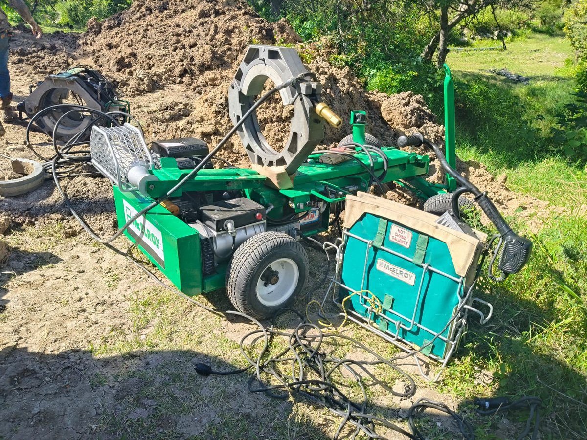 Capaseg_CS's tweet image. 🚰 El Gobierno del Estado de Guerrero, a través de la #CAPASEG, concluyó la reparación de la línea de bombeo de 14” que conecta el Pozo Petaquillas con el tanque Viguri, garantizando el abasto de agua en Chilpancingo. 💧

#GobiernoDelEstado #AguaParaTodos #ObrasQueTransforman