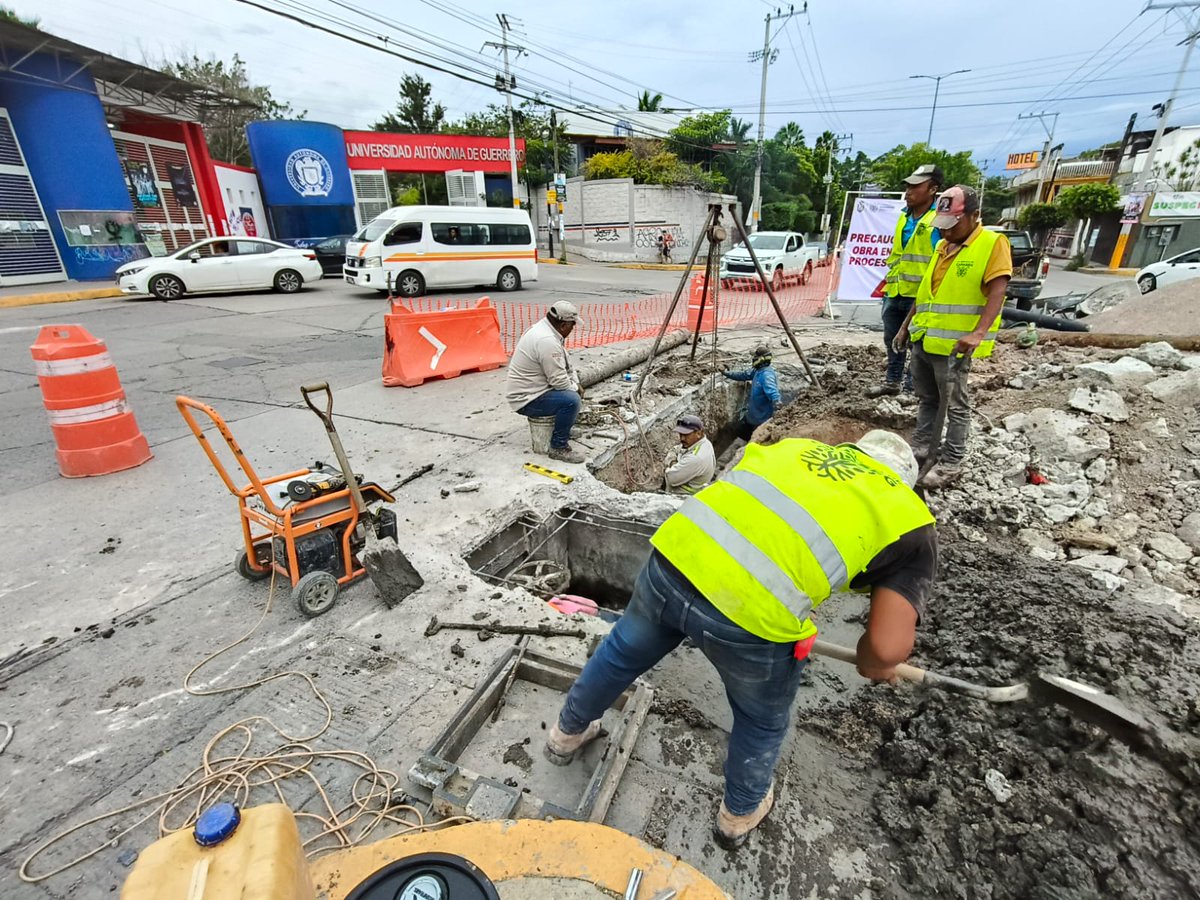 Capaseg_CS's tweet image. 🚧#CAPASEG, realiza la reparación de una fuga mayor en la línea de bombeo de 16” que conecta Acahuizotla con el tanque Viguri, sobre Av. Lázaro Cárdenas, en Chilpancingo. Con estas acciones se fortalece la infraestructura hidráulica y se mejora la distribución del agua potable.
