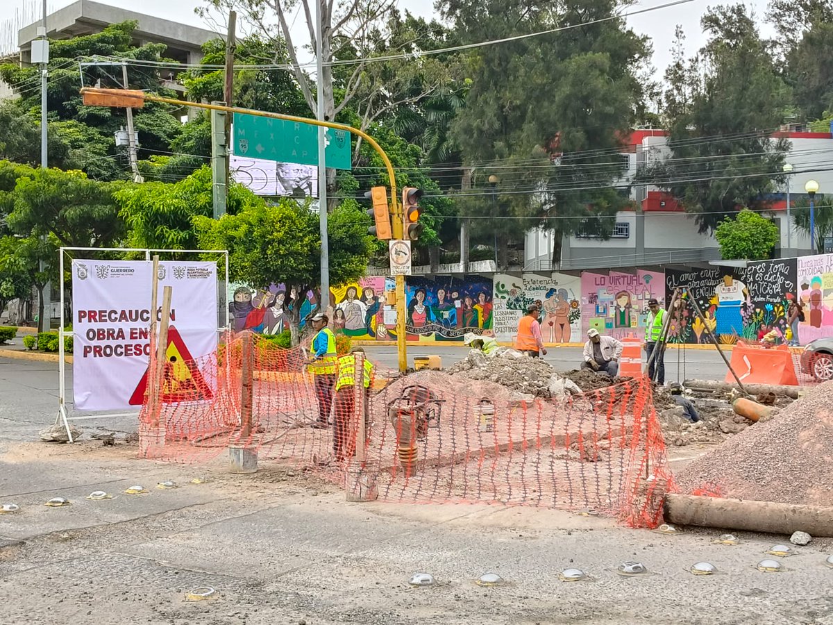 Capaseg_CS's tweet image. 🚧#CAPASEG, realiza la reparación de una fuga mayor en la línea de bombeo de 16” que conecta Acahuizotla con el tanque Viguri, sobre Av. Lázaro Cárdenas, en Chilpancingo. Con estas acciones se fortalece la infraestructura hidráulica y se mejora la distribución del agua potable.