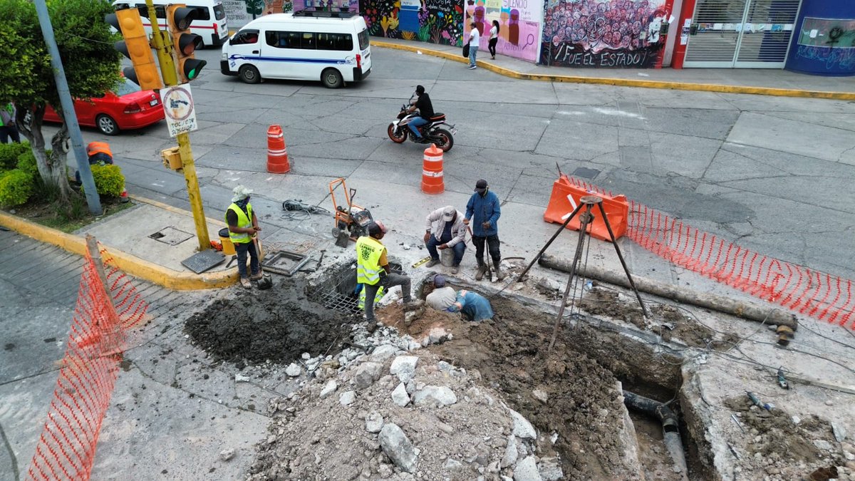 Capaseg_CS's tweet image. 🚧#CAPASEG, realiza la reparación de una fuga mayor en la línea de bombeo de 16” que conecta Acahuizotla con el tanque Viguri, sobre Av. Lázaro Cárdenas, en Chilpancingo. Con estas acciones se fortalece la infraestructura hidráulica y se mejora la distribución del agua potable.