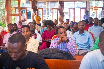 Ikiriho's tweet photo. 🇧🇮#Burundi #BIU🎓 et #FNUAP🇺🇳
🔴🆕Quand la pratique précède la théorie
Jour J! C'est parti! Début ce lundi 6 octobre d'une formation au profit de 107 jeunes du secondaire non universitaires. Des jeunes sélectionnés parmi 1043 postulants. Quel engouement!
Une formation sur le tas: 6 mois dans 17 entreprises (mentors) triés sur le volet parmi une quarantaine de sociétés soumissionnaires, dans le cadre d'un partenariat entre @BIUBurundi et @UNFPABurundi.
Après l'apprentissage pratique dans les entreprises d'accueil, les heureux apprentis suivront des cours théoriques, cette fois-ci dans les enceintes de Bujumbura International University (BIU) sur l'entrepreneuriat , notamment la création d'entreprise. Un cours aussi sur la responsabilité familiale et citoyenne.
🔴Plus intéressant encore!
Au bout des 6 mois, ils n’auront pas seulement un certificat. En effet, les meilleurs seront accompagnés techniquement et financièrement pour démarrer leurs entreprises ou leurs ateliers et bénéficieront de services de conseil pendant au moins 2 ans.
Ce vendredi 3 octobre, les deux partenaires dans le projets tenaient une séance d'orientation dans les enceintes de BIU, en présence de quelques invités comme l'@UNICEF_Burundi et autres.
Que ce soit l’Ambassadeur @LMfumukeko , le Président de BIU ou le Représentant Résident de #UNFPA-Burundi @jelidje , les deux autorités ont insisté sur sur l'application qui doit caractériser tout apprenti tout le long de la formation .
🔴Attention sexualité !
Une ligne rouge! Le #FNUAP insiste et avertit: Tolérance zéro dans le système des Nations Unies à tout fait ou geste -même un soupçon- assimilable à l'exploitation, au harcèlement ou autres abus sexuels.
De son côté, l'Amb.@LMfumukeko lance un appel à d'autres partenaires à emboiter le pas au #FNUAP-Burundi pour soutenir et pérenniser ce projet consistant à redonner espoir aux jeunes n'ayant pas pu avoir accès à l'alma mater.
Il est important de signaler qu'à part la formation académique, BIU offre aussi un accompagnement à ses étudiants qui créent leurs propres entreprises.