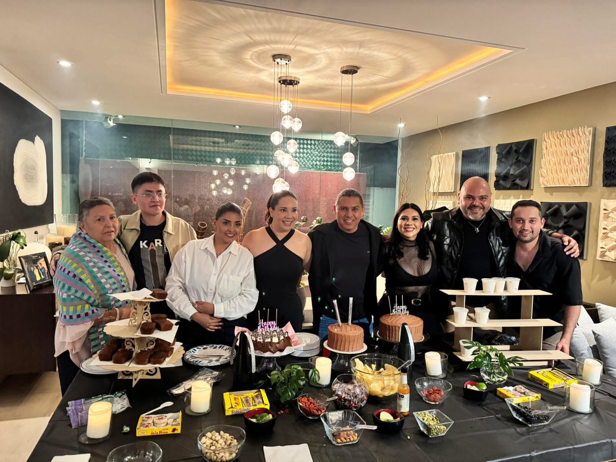 Que mala leche que un medio como Récord, se preste a hacer nota de un twit mal interpretado. Quien siga a mi papá en otras redes se dio cuenta que festejamos su cumpleaños este fin de semana! Estuvo rodeado de amigos y familia, no hagan chisme donde no hay!!