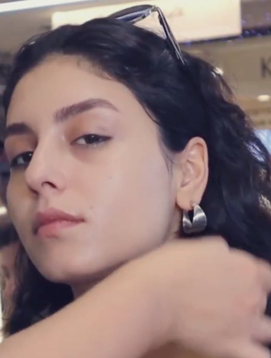 Mahaak900's tweet photo. Rojbin’s sweet, childish look just melts my heart every time 🥺💖✨
#RojbinErden #QueenEnergy #PureSoul #Adorable #RojbinMagic https://t.co/OgZHyu6CYq