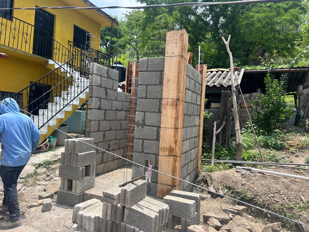 Capaseg_CS's tweet image. El Gobierno del Estado de Guerrero, a través de la #CAPASEG construye el Sistema de Drenaje Sanitario y Saneamiento en Cuexcontlán,Tepecoacuilco de Trujano. La obra beneficiará a 460 hab con 92 sanitarios ecológicos y un biodigestor de 600 L,mejorando salud y medio ambiente.