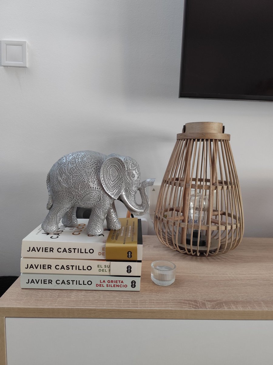 Laura90mo's tweet photo. @JavierCordura seguimos sumando! Y ahí no los tengo todos!!!
Felicidades por tu nuevo libro, devorandoloooo! https://t.co/kKB5mEptu1
