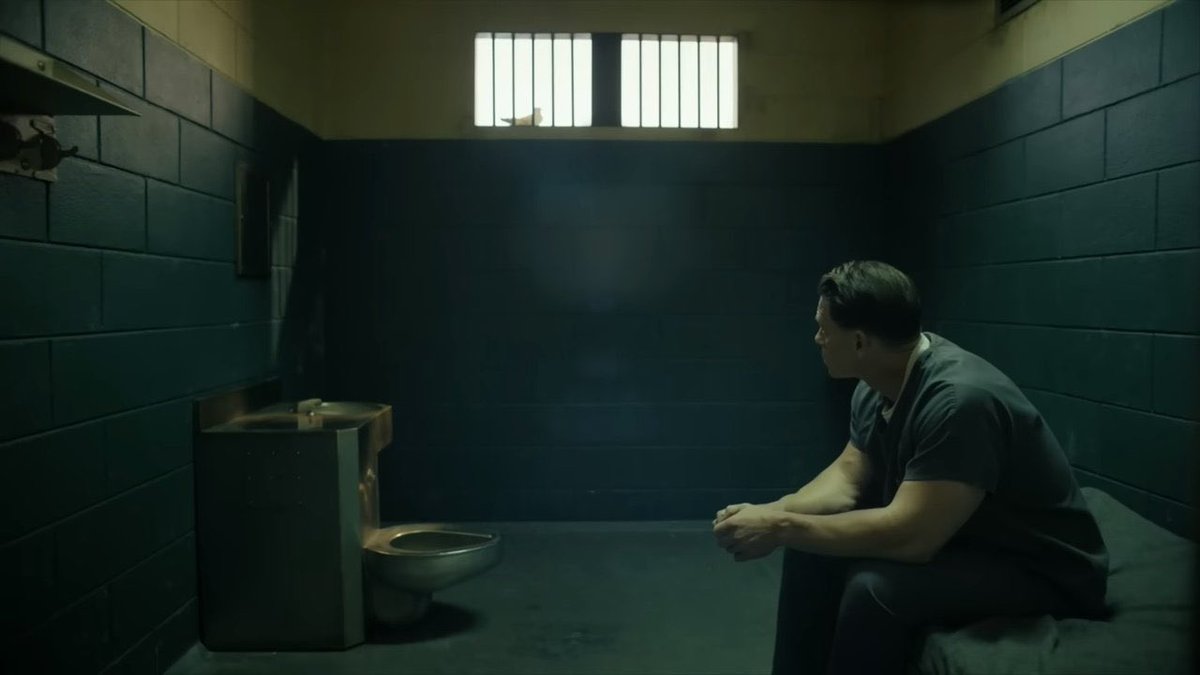 Une colombe se pose devant la cellule de Chris, le symbole de Peacemaker 🕊️