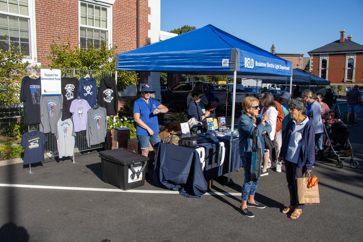 Thanks to everyone who joined BELD Customer Appreciation Day at the Braintree Farmers Market during Public Power Week! ⚡🍎

Congrats to raffle winner Linda Fleming 🎉 her daughter accepted the prize after the market.

#BELD #PublicPowerWeek #CommunityFirst #EnergySavings