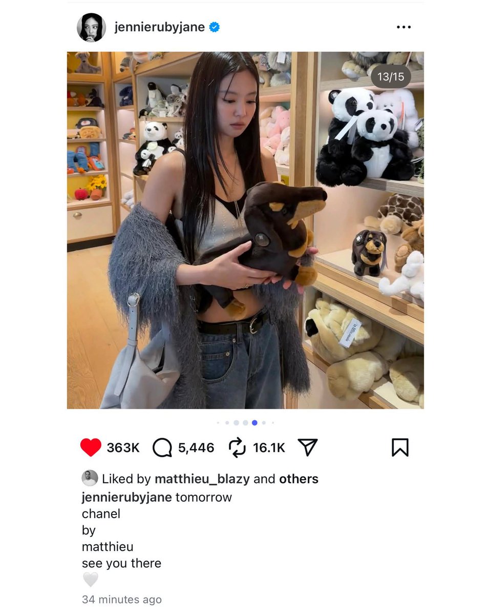 tpmazz's tweet photo. LET'S GO JENNIE 🖤🤍

#JenniexChanelss26 #CHANELSS26  
#JENNIE #ParisFashionWeek 
@CHANEL @jennierubyjane https://t.co/VaQW6RqZyi