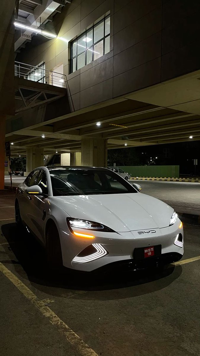 VoltsBRT's tweet photo. Parece que o Porsche Taycan e o Tesla Model 3 transaram e nasceu esse tubarão elétrico

O BYD SEAL,  da muito pau em Porsche, Audi, volvo, a porra toda, gastar meio milhão?? 

você encontra um puto desse a partir de 250 mil. https://t.co/t2nHD2Zq4E