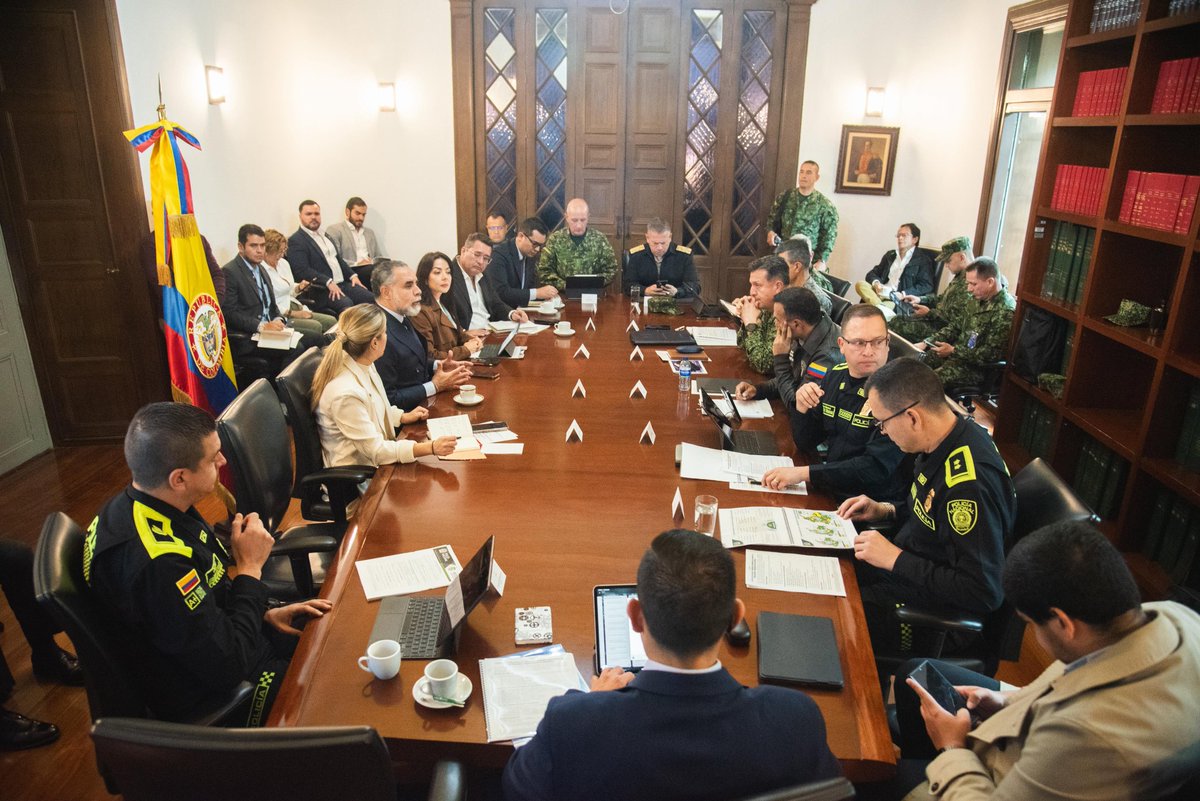 #AEstaHora | El ministro del Interior <a href="/AABenedetti/">Armando Benedetti</a> se reúne con el ministro de Defensa, <a href="/PedroSanchezCol/">Pedro Arnulfo Sanchez S. Orgullosamente Colombiano</a>, el director encargado de la <a href="/UNPColombia/">Unidad Nacional de Protección, UNP.</a> y la cúpula militar y policial para analizar el mapa de riesgo electoral.