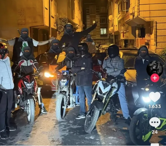 glaykut's tweet photo. Fotoğraftakiler suça sürüklendiği belirtilen çocuklar. 

Plakasız motosikletlerle gezip ellerine verilen silahlarla mekan ve insan tarıyorlar.   

Suç işlemek için bu çocukları kullanan çetelerin en azılısı #Daltonlar 

Ailevi sorunları olan çocukları radarına alan çete, lüks semtlerde ev kiralayarak eleman topluyor.  Bu evlerde diğer örgüt üyelerinin lüks yaşantısı anlatılarak özendiriliyor. 

Pahalı giysiler, aksesuarlar ve silahlarla çocukların örgüte hayran olması sağlanıyor. Çete haraç isteklerini reddeden mekanlara bu çocukları göndererek kurşun yağmuruna tutturuyor. İş adamlarını hedef aldırıyor. Yakalanmadan gelenler de ödüllendiriliyor.

Daltonların, Sinan Ateş davasında yargılanan Avukat Serdar Öktem cinayetini de üstlendiği belirtiliyor