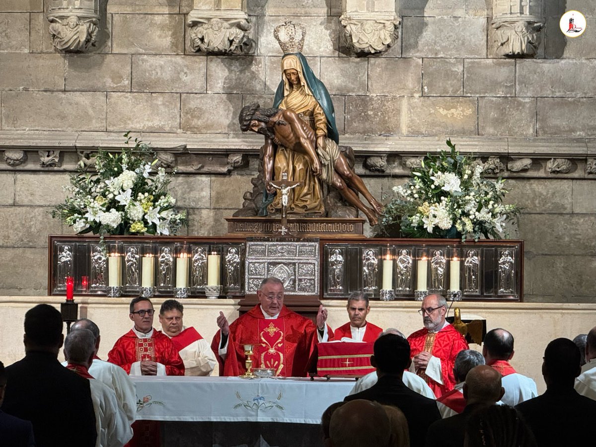 IglesiaEnLeon's tweet photo. 👉🏼 Nuestro Obispo el P. @cmfluisangel preside en la 🛐 #Capilla de la Virgen del Camino, de la ⛪️ #SantaIglesiaCatedral, la ⚪️ #Eucaristía de apertura de curso de nuestros ✝️🏫 Centros Educativos y del #ISTAL. Concelebra D. Francisco Javier Gay, Administrador de la @DiocesisAstorga.