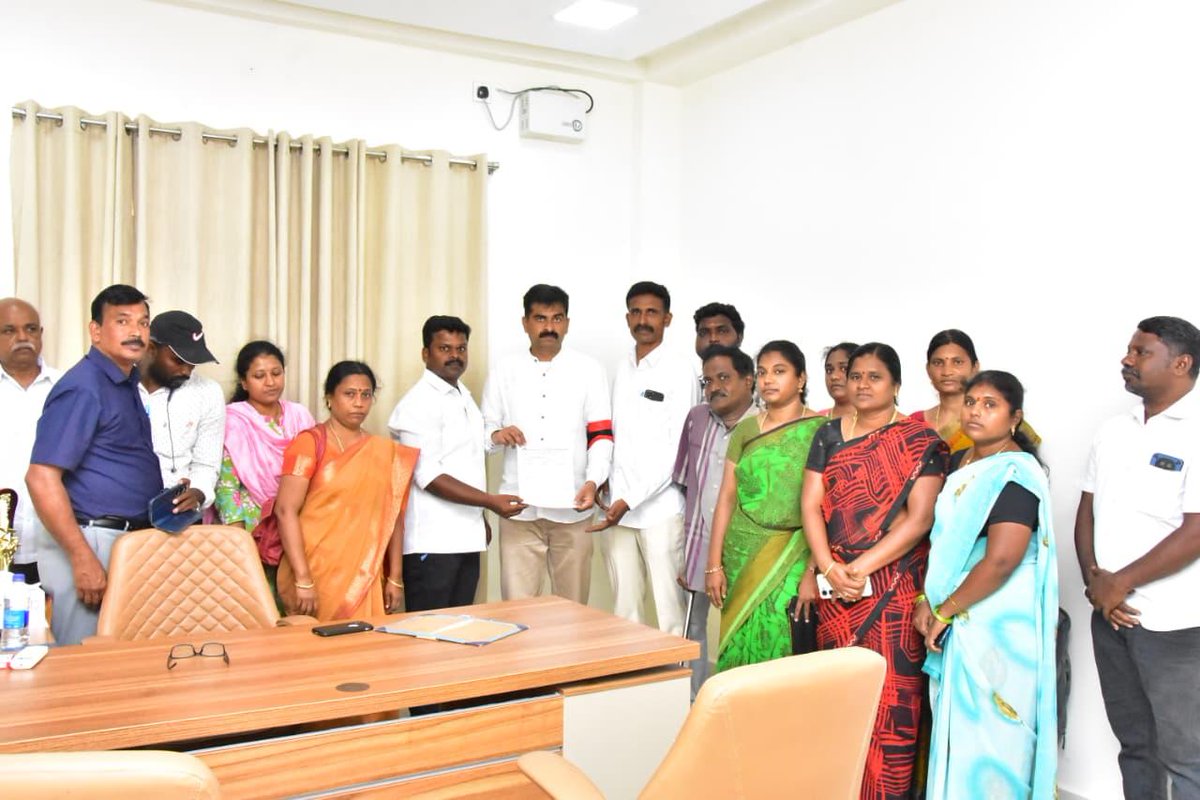 duraivaikooffl's tweet image. நியமன தேர்வில் தேர்ச்சி பெற்ற இடைநிலை ஆசிரியர்கள் கூட்டமைப்பினருடன் சந்திப்பு! 

தகுதி தேர்வு மற்றும் நியமன தேர்வில் தேர்ச்சி பெற்ற இடைநிலை ஆசிரியர்கள்
காலிப்பணியிடங்களை நிரப்ப வேண்டி பல்வேறு மாவட்டங்களில் இருந்து 25 -க்கும் மேற்பட்டோர் இன்று (06.10.25) மதியம் நாடாளுமன்ற…