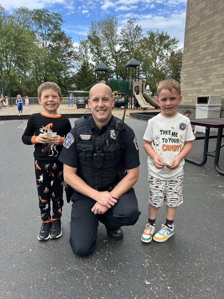 LocustCorner's tweet photo. More fabulous Kindergarten students eating lunch with Officer Chesney because of great behavior! https://t.co/JH1w03IkSd