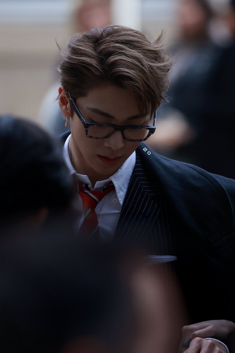 cook1e_dough's tweet photo. suit n tie

#alldayproject #woochan #우찬 
#올데이프로젝트 #ADP https://t.co/Fpv46LF6cn
