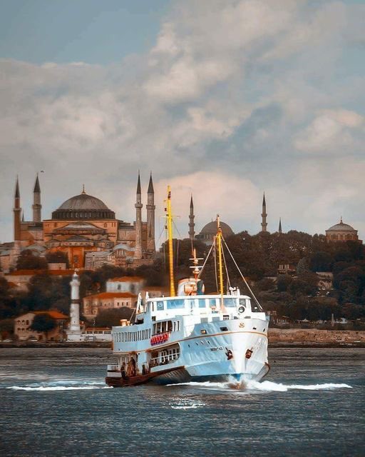 İlk adıyla "Nova Roma", 11. Mayıs 330'da kurulup açılışı yapıldıktan ve kurucusu Konstantin'in ölümünden sonra Konstantinopolis diye adlandırılmış şehrimize, Türkler tarafından (Rumca, "Şehre doğru" anlamında) "İstanbul" denmiş.
kurulduğundan beri İstanbul üç kez "alınmış"... >>