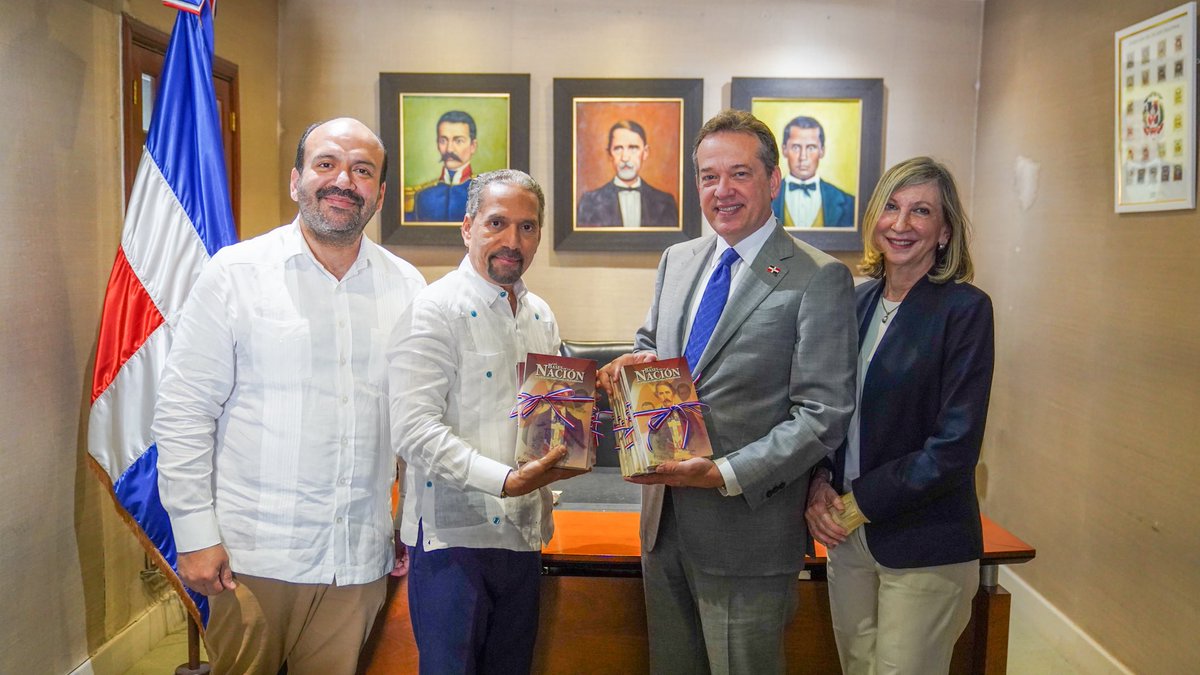 Durante la visita recibí, con gratitud, una medalla conmemorativa por el 180 aniversario del martirio de María Trinidad Sánchez, y le entregué mi primer libro, “Las bases de la nación”. Nada más inspirador que coincidir con quienes trabajan por preservar nuestra identidad. 🙌📖🇩🇴