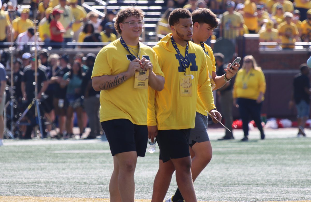 #Michigan has an extremely tight-knit 2026 recruiting class and several of the commits spent plenty of time together before the game over the weekend.