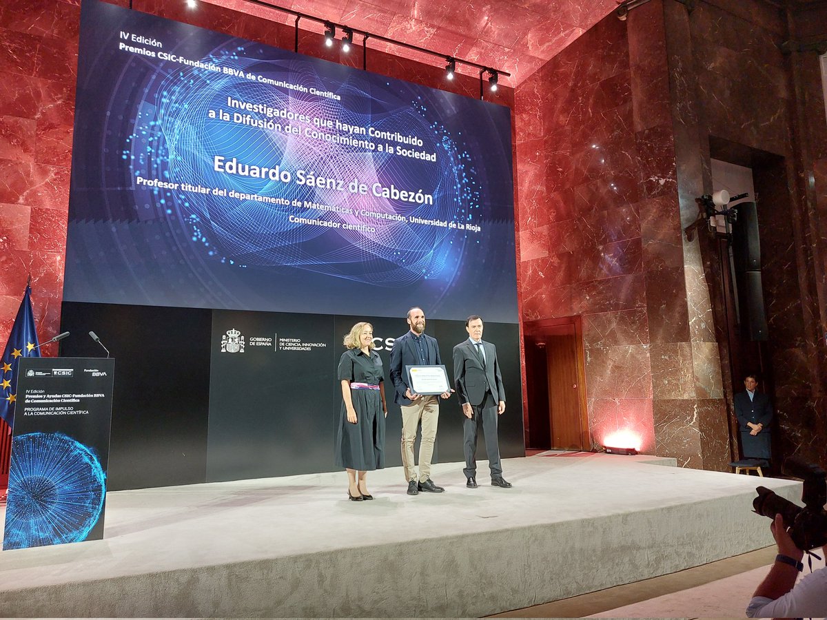 <a href="/CSIC/">CSIC</a> <a href="/delPinoE/">Eloísa del Pino</a> <a href="/IDAEA_CSIC/">Inst. of Environmental Assessment & Water Research</a> <a href="/ebdonana/">Estación Biológica de Doñana - CSIC</a> <a href="/iesa_csic/">IESA CSIC</a> <a href="/EEZCSIC/">Estación Experimental del Zaidín (CSIC)</a> <a href="/_ICMAT/">Inst. de Cc. Matemáticas</a> <a href="/ift_uam_csic/">Inst. Física Teórica</a> <a href="/ice_csic/">Institute of Space Sciences (ICE-CSIC)</a> <a href="/iaa_csic/">IAA-CSIC</a> <a href="/CSICdivulga/">CSIC Divulga</a> Eduardo Sáenz de Cabezón <a href="/edusadeci/">Eduardo Sáenz de Cabezón</a> recoge el premio en la categoría de investigadores por su “gran versatilidad y capacidad de estar presente en distintos formatos”. ¡Felicidades!