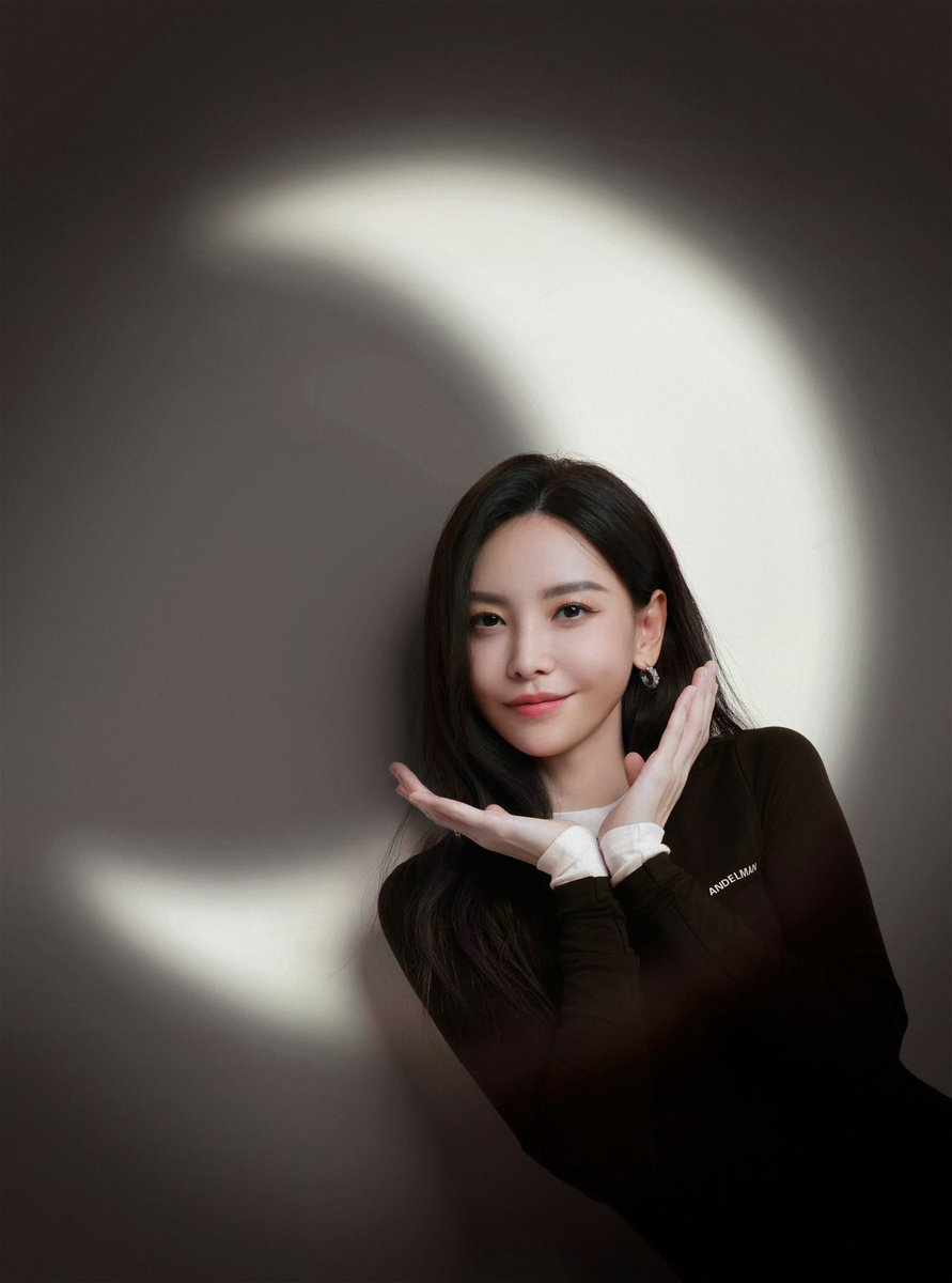 JKGreatProphecy's tweet photo. 251006 Kelly’s Weibo

Look up, we are looking at the same moon 🌙 

#KellyYu #YuWenWen #于文文 https://t.co/9gQ4vnp5S0