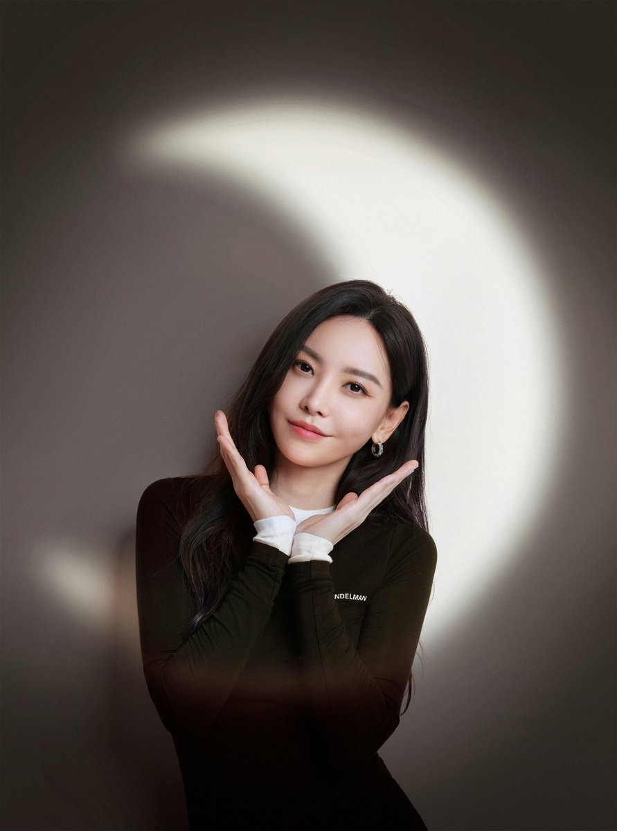 JKGreatProphecy's tweet photo. 251006 Kelly’s Weibo

Look up, we are looking at the same moon 🌙 

#KellyYu #YuWenWen #于文文 https://t.co/LFzvuFVtU2