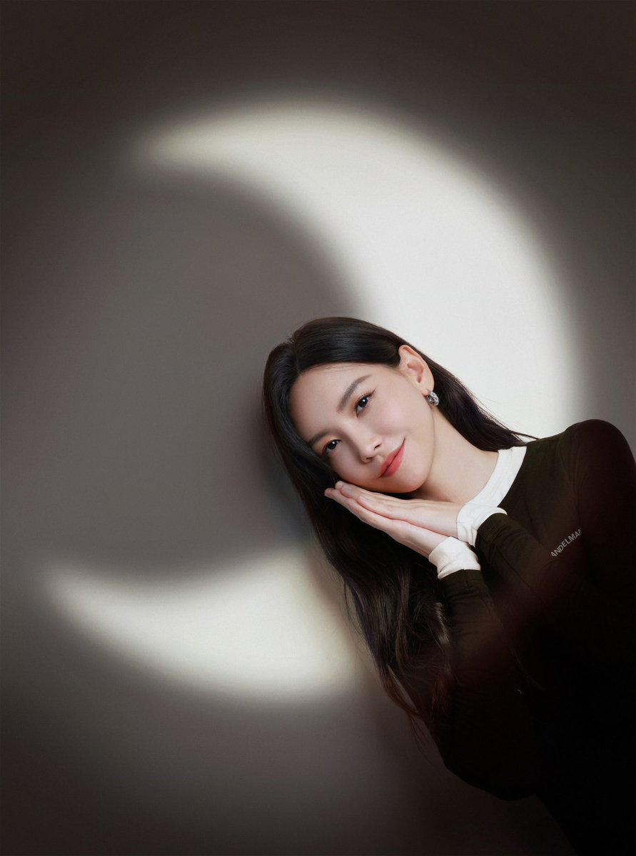 JKGreatProphecy's tweet photo. 251006 Kelly’s Weibo

Look up, we are looking at the same moon 🌙 

#KellyYu #YuWenWen #于文文 https://t.co/LFzvuFVtU2