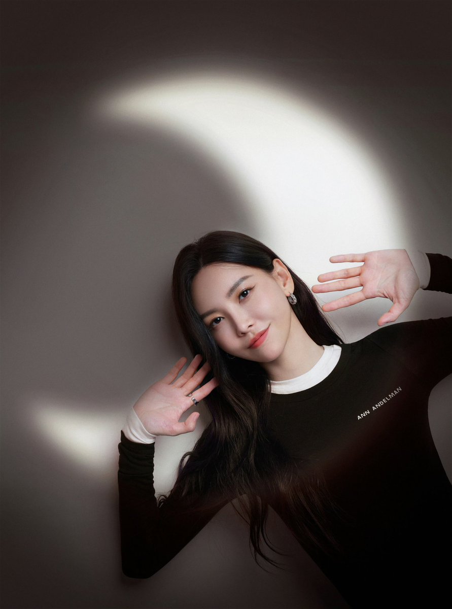 JKGreatProphecy's tweet photo. 251006 Kelly’s Weibo

Look up, we are looking at the same moon 🌙 

#KellyYu #YuWenWen #于文文 https://t.co/LFzvuFVtU2