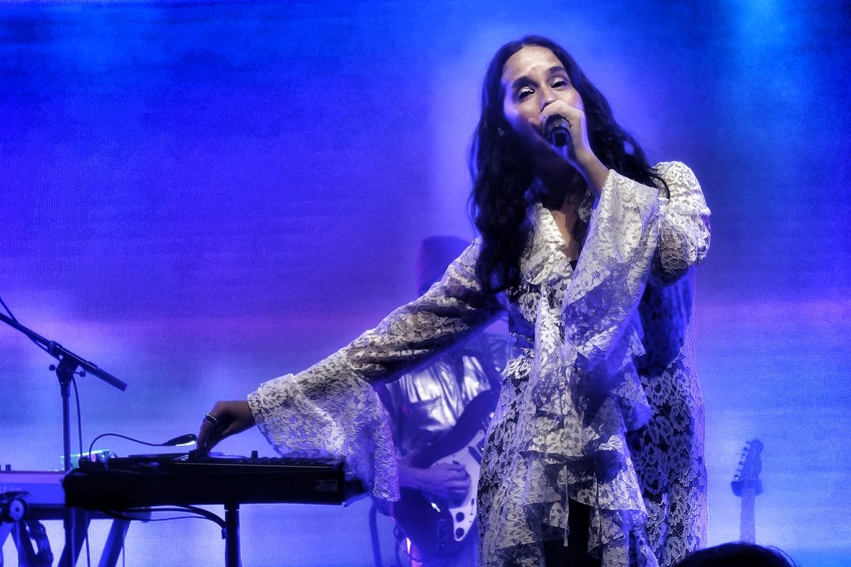 ximenamusic's tweet photo. Qué bonita noche en Madrid, gracias por compartir este show conmigo. LQM. 🫰🏼 https://t.co/nb8FmCTiJF