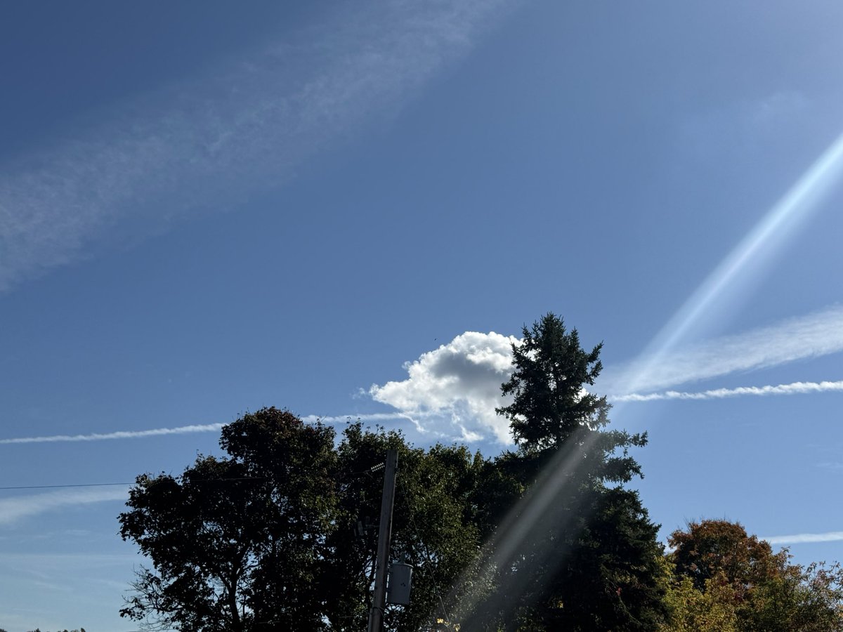 hennool's tweet image. Spot the difference in the clouds…