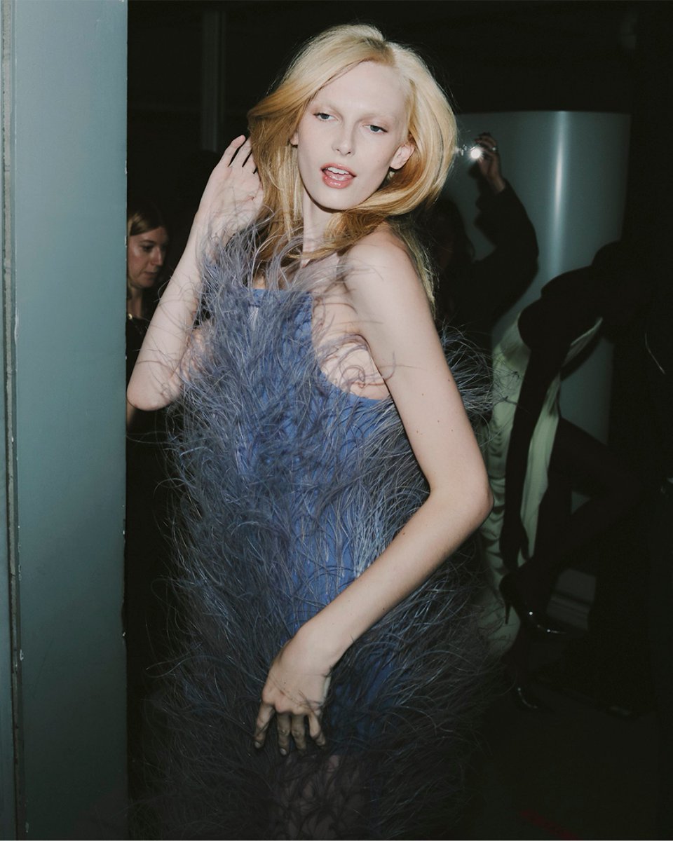 StellaMcCartney's tweet image. The Stella McCartney Summer 2026 collection introduces FEVVERS, the world’s first plant-based, cruelty-free alternative to feathers.
 
Every year, over 1 million ostriches are killed for leather and feathers annually. We innovate vegan alternatives kinder to animals and Mother…