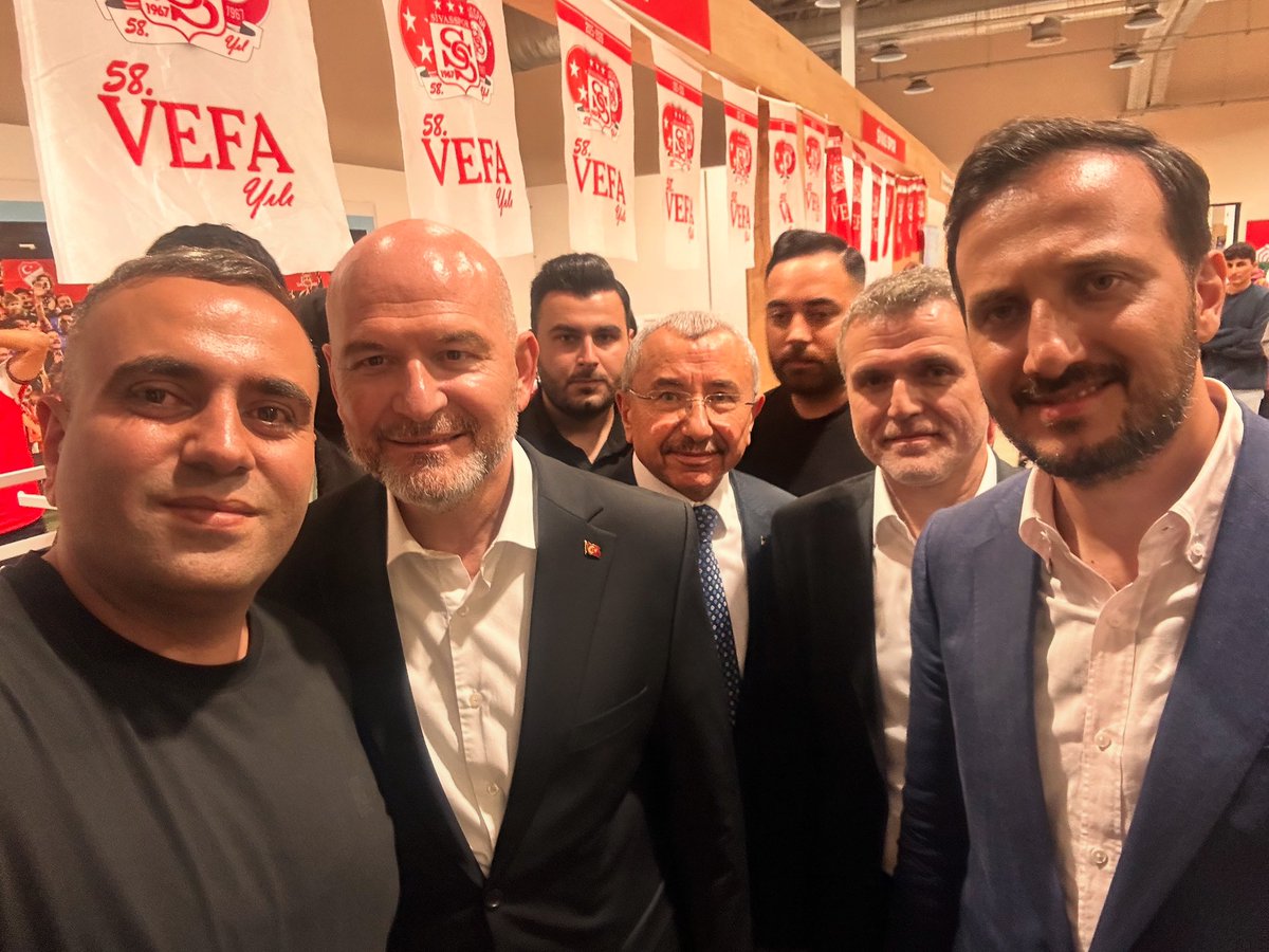 Bu karede yalnızca bir fotoğraf değil, vatan aşkıyla yoğrulmuş yürekler,millet sevdasıyla yürüyen gönül erleri var.Cumhurbaşkanımız Sn.Recep Tayyip Erdoğan’ın davasında yol yürüyen,güzel yürekli abilerimize Rabbim güç kuvvet versin <a href="/bbismailerdem/">İsmail Erdem</a> <a href="/suleymansoylu/">Süleyman Soylu</a>  <a href="/abdullahozdemir/">Abdullah Özdemir</a>