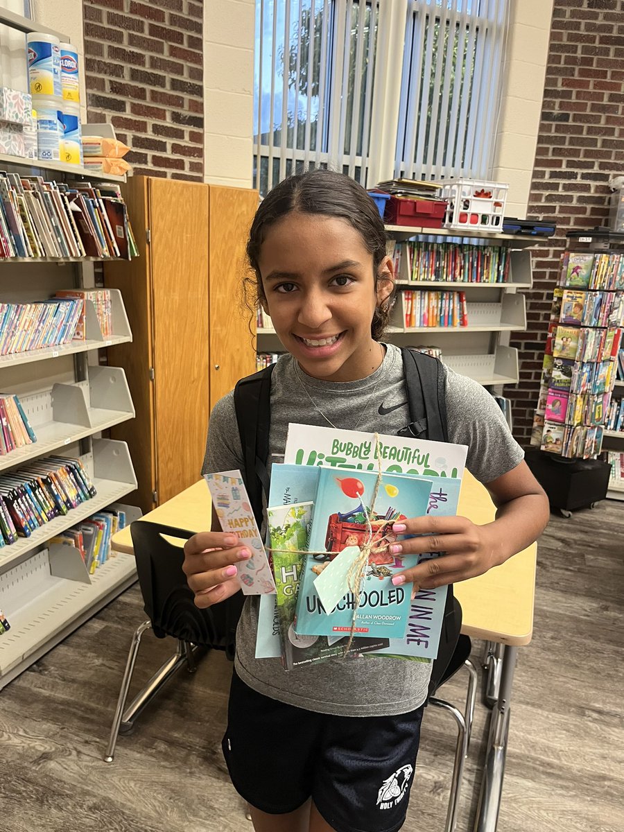 htsavonlibrary's tweet photo. I love it when my Jr. high friends donate to the library! Happy Birthday! 🎉🎈 https://t.co/V8xuDHTHfD
