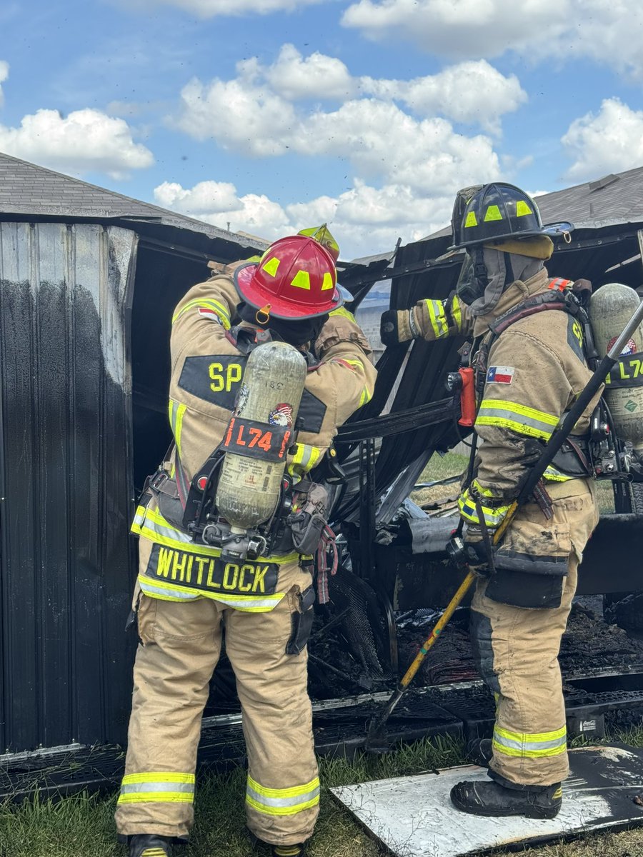 Springfdtx's tweet image. A Breckenridge Heights neighbor heard an explosion and called 9-1-1 when they stepped outside and saw smoke this afternoon. Spring Firefighters arrived to find heavy smoke coming from a backyard shed that spread to the back and side fence. No injuries and firefighters kept the…