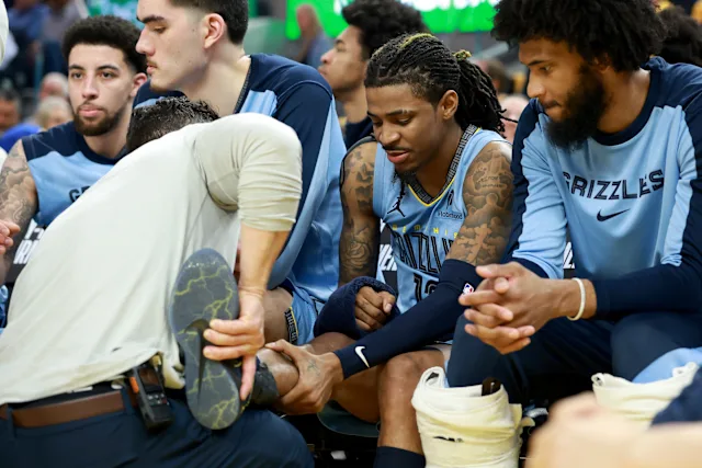 🚨 Ja Morant ha sufrido un esguince en su tobillo izquierdo en el entrenamiento de ayer y será reevaluado SEMANA a SEMANA

😌 No quiero alarmar a la gente, pero la temporada pasada Morant ya sufrió la misma lesión, no jugó ni un partido de pretemporada y jugo el partido inaugural