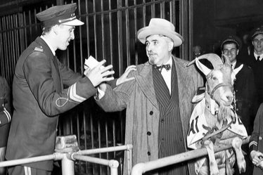 groovyhistory's tweet image. October 6, 1945 - Tavern owner &quot;Billy Goat&quot; Sianis casts a goat curse on the Chicago Cubs... billygoattavern.com/legend/curse #todayinhistory #historylovers #americanhistory #history