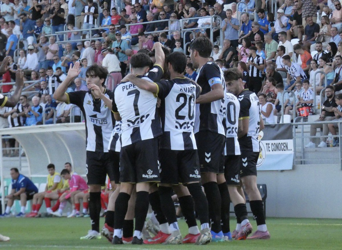 Paso firme de mi querida <a href="/RBL1912/">Real Balompédica Linense</a> a quien siempre le desearé lo mejor.

Después de un inicio mejorable (1/9 puntos posibles), lleva dos victorias seguidas que les permite estar a dos puntos del playoff en el siempre exigente Grupo X andaluz de Tercera RFEF.

💪 La Línea tiene que