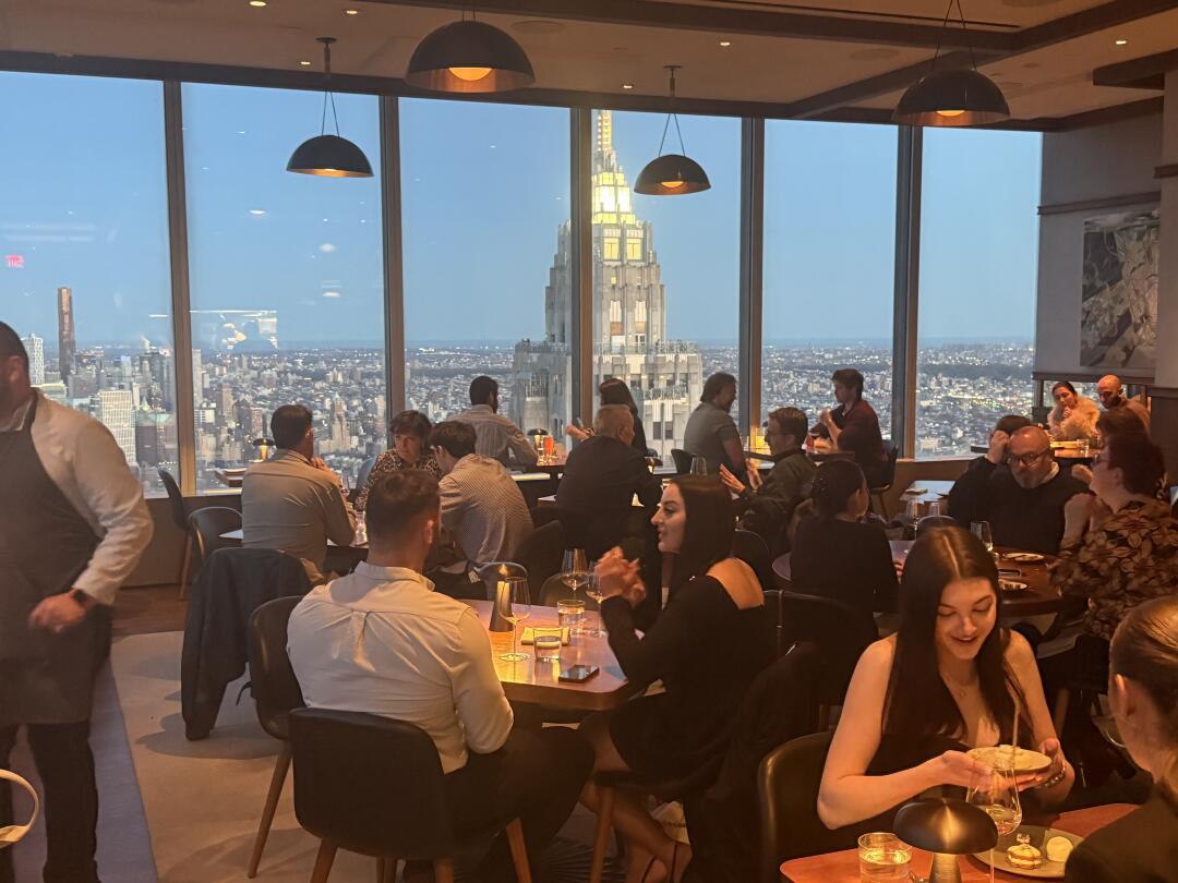 asd1232_'s tweet photo. A little luxury on a Monday 🍾🍽️✨ https://t.co/dzy9qnATOb