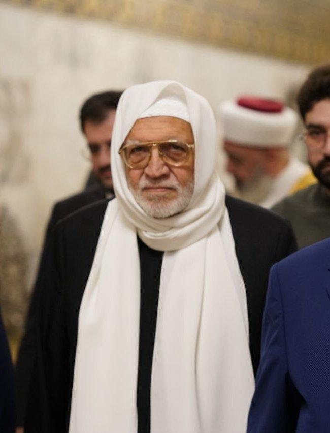 After years of being discontinued, and despite his old age, Shaykh Usāmah al-Rifā‘ī has returned to his daily Fajr lessons in his father's al-Rifā‘ī Mosque

Fiqh, Hadīth, Tafsīr, Tasawwuf..
الله أكبر