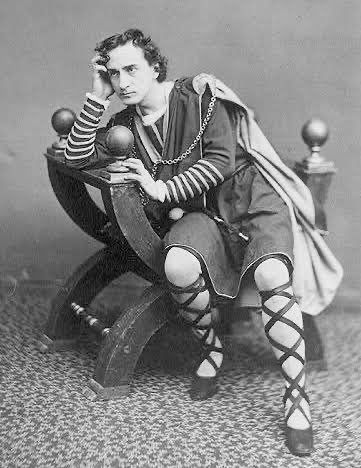 Bernardo: 
-Evet, Horatio, sen misin gelen?

Horatio:
-Benim, ama ne kaldıysa benden...

(Hamlet)