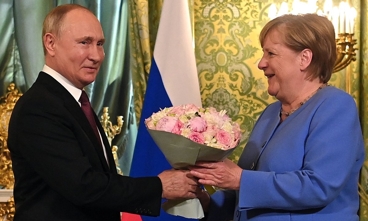 CostinAndriess's tweet photo. Andrei Caramitru, detalii despre Merkel:

"Când cad măștile
Merkel iese din grota unde s-a ascuns până acum și, în 2 zile, face 2 porcării imunde : se pozează cu Orban în Budapesta ca mare susținătoare ; și declară ca vina pentru războiul din Ucraina e a Poloniei și Țărilor Baltice (ca au refuzat ca ea Merkel să facă un deal cu Germania din partea UE, adică să îi sacrifice și pe ei și toată Europa de est gaze ieftine pentru germania sa fie). Vina nu e a Rusiei auzi tu ca e război acolo - e a europenilor din est care refuza sa fie sub bocancul Rusiei ! Nu ți-ar fi rușine !!!!!!

Aceasta nenorocire umană - Merkel , este CLAR un agent rus din tinerețe, din familie ! Tatăl ei era preot și a fugit din RFG în RDG pe timpul lui Stalin (!!! Cine făcea asta dacă nu era agent KGB readus la matca ???). După - fata lui , Angela - a câștigat olimpiada națională de limba rusă în liceu, a fost șefă la UTC pe propagandă pe tot RDG-ul, după a fost într-un institut care era al Stasi (până aici zici ca e CV-ul lui Ilici), circula fără probleme în vest. Și după a fost impusă de ruși în guvernul federal după unire, a ajuns din neant direct ministru federal - probabil una din condiții pentru ca Rusia să accepte unirea.

Și după ce face madam Merkel ? Închide toate centralele nucleare, aduce 1 milion de sirieni, face North Stream cu rușii, susține pe Orban și pe Borisov în Bulgaria (amândoi cu rușii), presează Ucraina și o blochează și încurajează pe ruși, refuză înarmarea țărilor din UE. Toate crizele de acum sunt opera ei directă !

JEG ! Trădătoare care a distrus Europa. Oamenii ăștia ar trebui să facă pușcărie. E direct responsabilă de sute de mii de victime în Ucraina. Nu ți-ar fi rușine !"