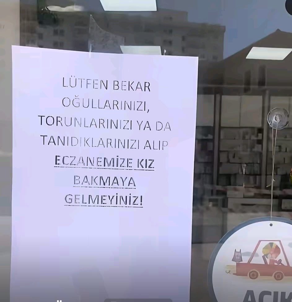 Bir eczanenin camına yapıştırılan yazı.