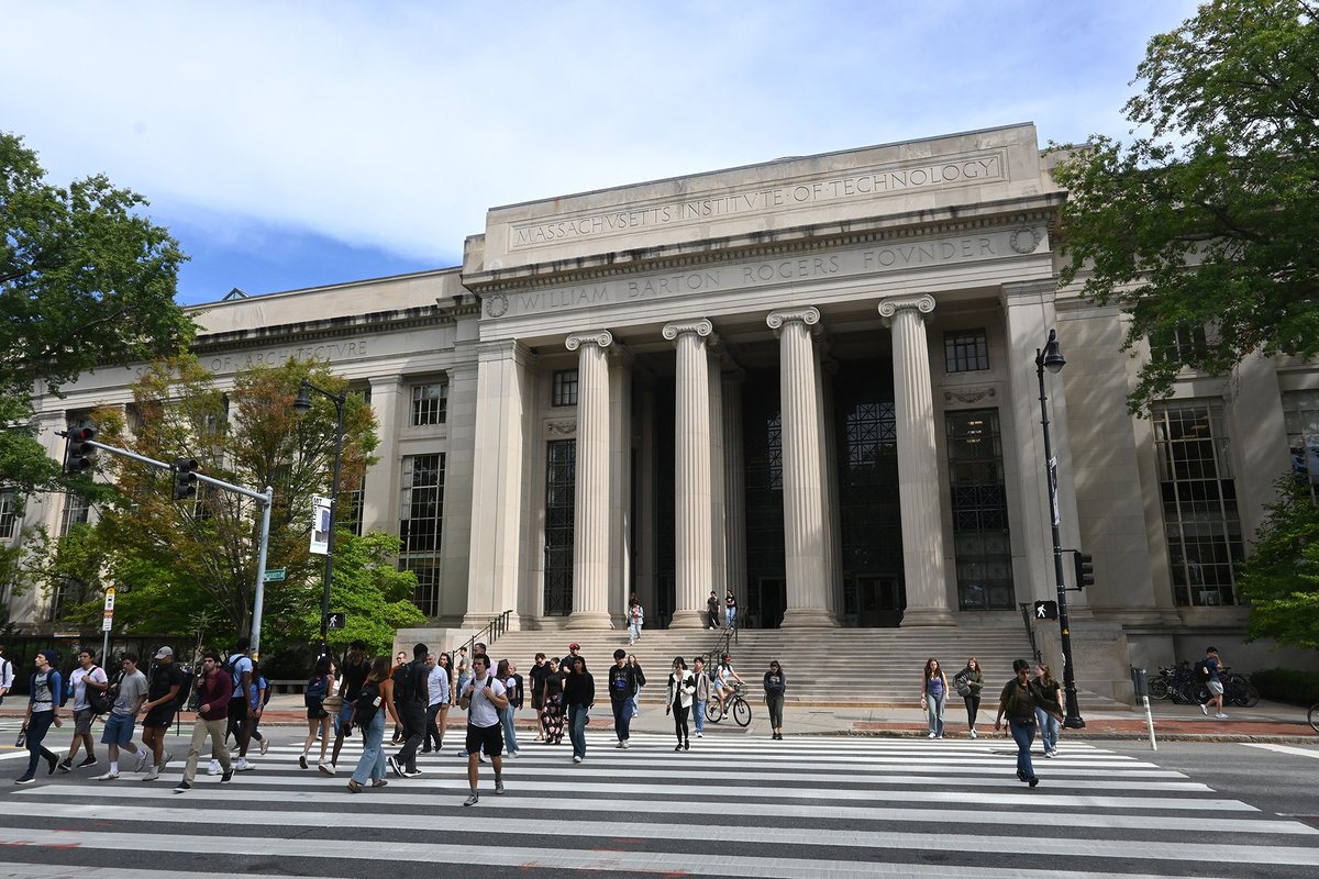 MITstudents's tweet image. Fall is starting to settle in on campus…even though it still feels like summer. #AroundMIT