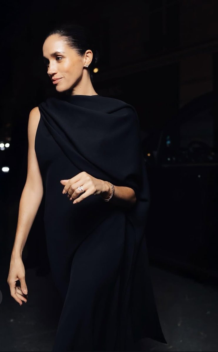 The Duchess of Sussex being invited to the Paris Fashion Week really broke these loosers ! I mean look at this incredible beauty, she captures everyone’s attention without even trying, I understand why they’re mad !
Meghan, the woman that you are 😌 #MeghanSussex